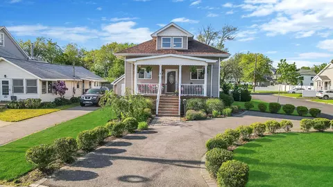37 Brightwood St, Patchogue, NY 11772