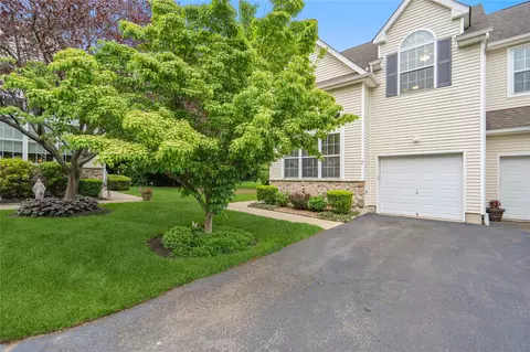 7 Yosemite Cir, Bohemia, NY 11716