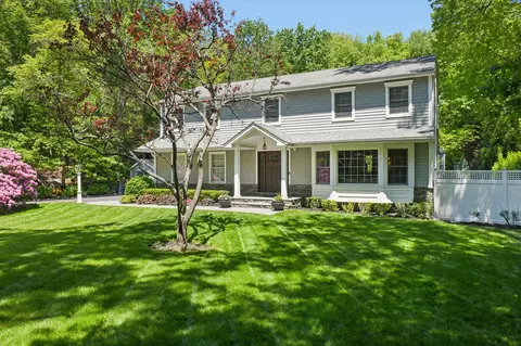 1 Highwoods Rd, Saint James, NY 11780