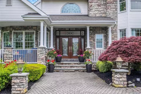 43 Casey Ln, Mount Sinai, NY 11766