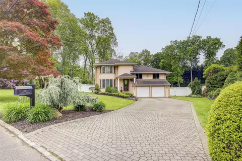 23 Sandra Dr, Dix Hills, NY 11746