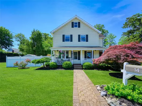 14 Woodland Dr, Kings Park, NY 11754