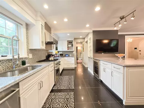 352 Mill Spring Rd, North Hempstead, NY 11030