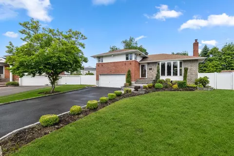 9 Bart Ct, Plainview, NY 11803
