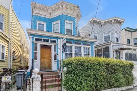 33-17 98th St, New York, NY 11368