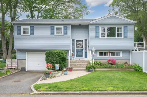18 Rainer St, Melville, NY 11747