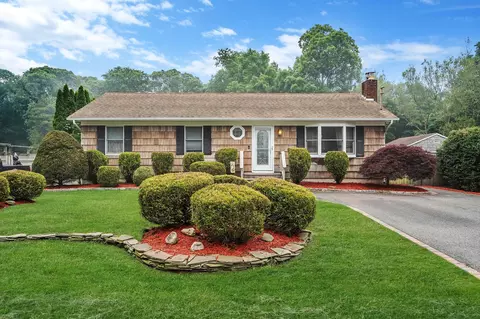 14 Heather Dr, Center Moriches, NY 11934