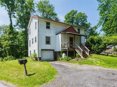 8 E Green Rd, Rock Tavern, NY 12575