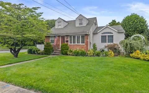 84 Charles St, North Hempstead, NY 11501
