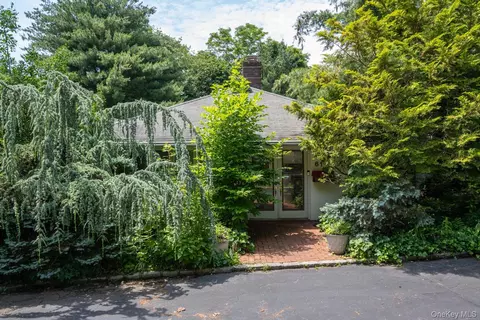 61 Locust Ln, North Hempstead, NY 11577