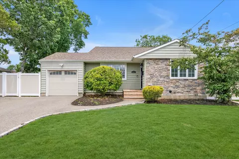 225 Violet St, Massapequa Park, NY 11762