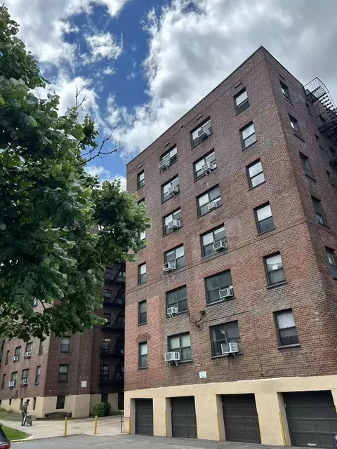 2625 141st St #5A, Flushing, NY 11354