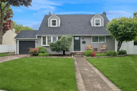 203 Division Ave, Hicksville, NY 11801