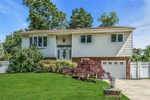 100 Doncaster Ave, West Islip, NY 11795