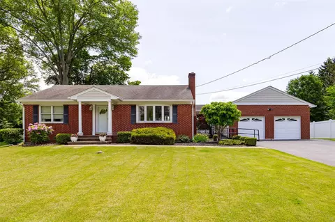 18 Lorraine Blvd, Poughkeepsie, NY 12603