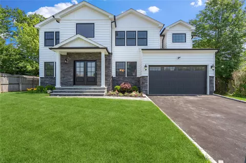 7 Eton Pl, Plainview, NY 11803