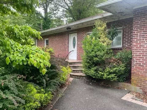 34 Raymond Ct, Holbrook, NY 11741