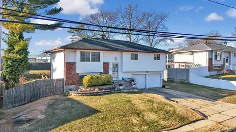 46 Sunburst Dr, Deer Park, NY 11729