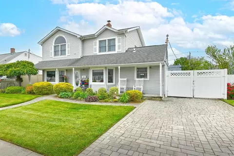 29 Andrew Ln, Levittown, NY 11756