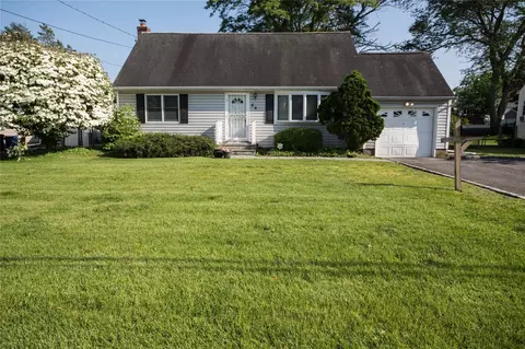 66 Tippin Dr, Huntington Station, NY 11746