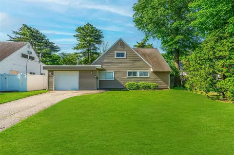 45 Bond Ln, Hicksville, NY 11801