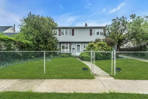 34 Anchor Ln, Levittown, NY 11756