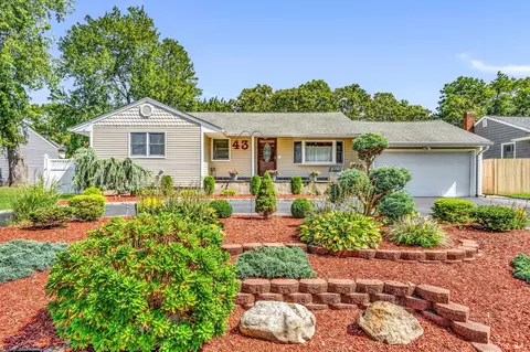 43 Drake Rd, Centereach, NY 11720