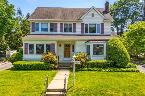 84 Hillcrest Ave, North Hempstead, NY 11030