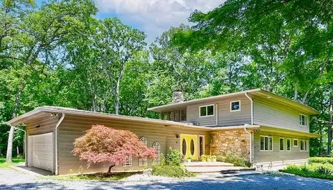 2 Wooded Ct, Huntington, NY 11743