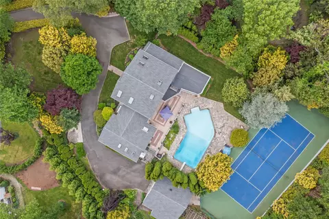17 Oakmere Dr, Northport, NY 11768