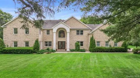 13 Locust Ln, Glen Head, NY 11545