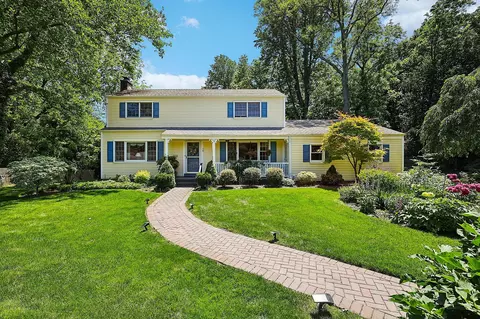 10 Harned Dr, Centerport, NY 11721
