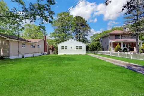 299 S River Rd, Calverton, NY 11933