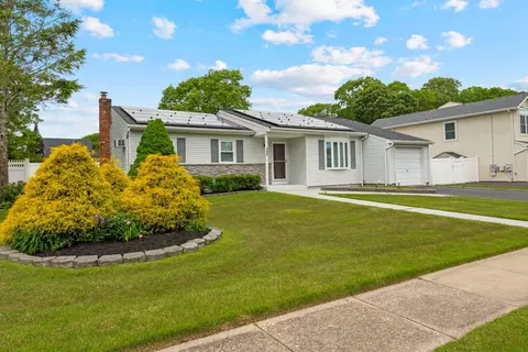 106 Gainsborough Rd, Holbrook, NY 11741