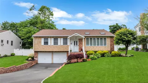 18 Commander Vic Ln, Nesconset, NY 11767