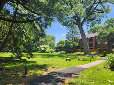 18 Bronxville Glen Dr #9, Yonkers, NY 10704