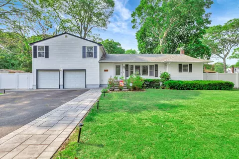11 President Rd, Mastic Beach, NY 11951