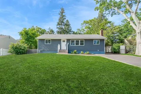 43 W Court Dr, Centereach, NY 11720