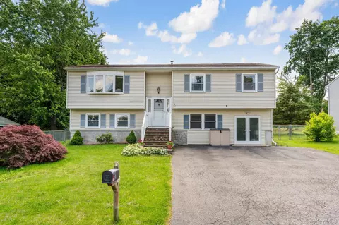 67 Keats Dr, New Windsor, NY 12553
