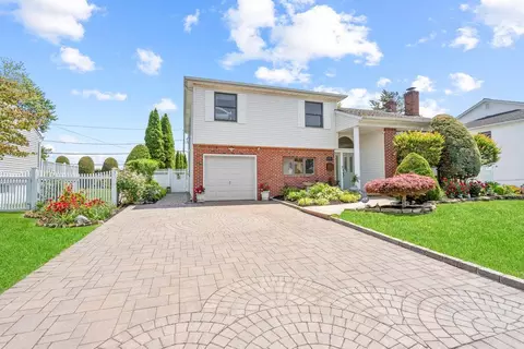 129 Colony Ln, Syosset, NY 11791