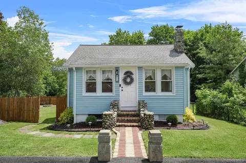 34 Argyle St, Lake Peekskill, NY 10537