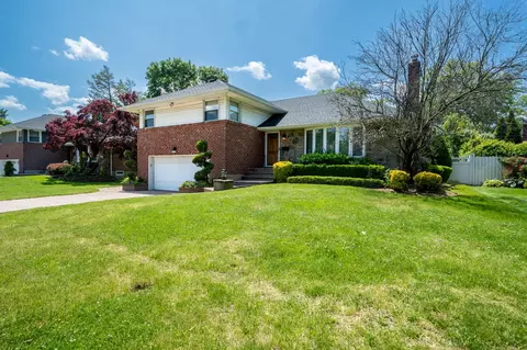179 Hazelwood Dr, North Hempstead, NY 11590