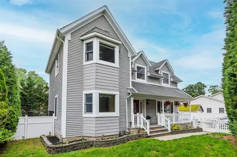 7 Cottage Pl, Amityville, NY 11701