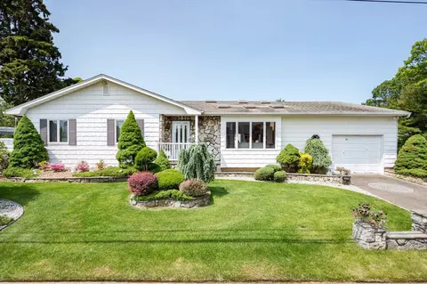 405 S 14th St, Lindenhurst, NY 11757
