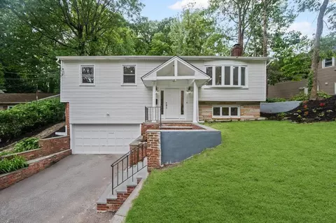 26 Ravine Rd, North Hempstead, NY 11023