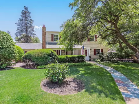 22 Beverly Rd, North Hempstead, NY 11050