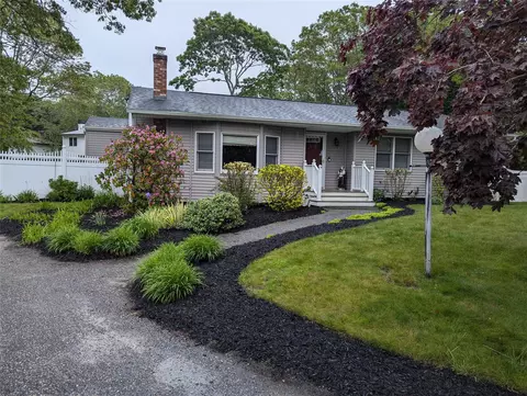 6 Westerly Ct, Hampton Bays, NY 11946