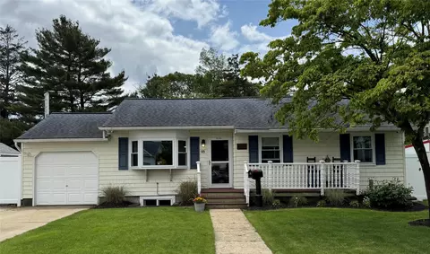 46 Jackson St, East Islip, NY 11730