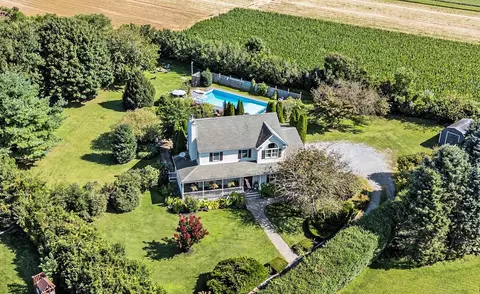 97 Grant Dr, Aquebogue, NY 11931