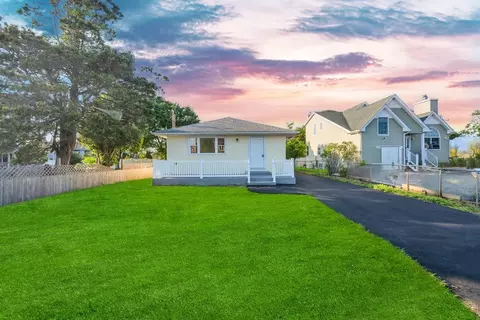 7 Argyle Dr, Shirley, NY 11967